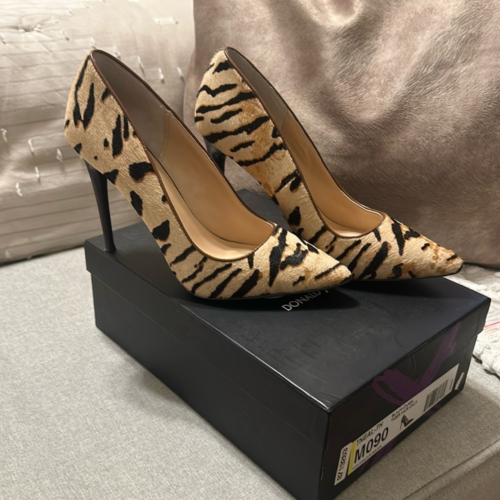 DonaldDJPliner Tiger print/calf hair pump Sz9